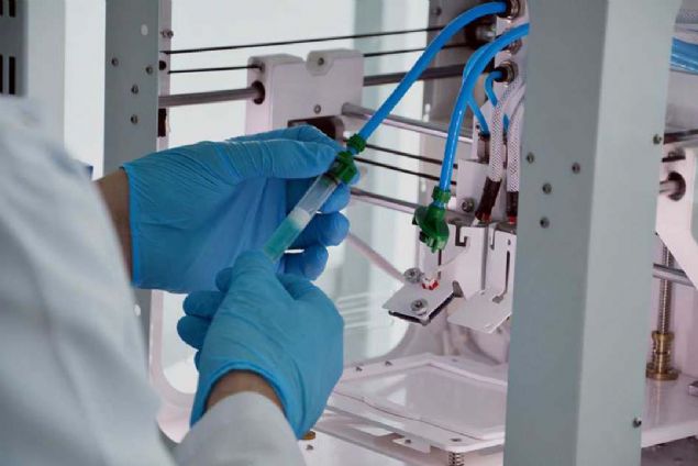 EKLEM HASTALIKLARINA DA �ARE OLACAK   <br><br>  'Doku a�amas�ndan ba�lad�k. Bunlarla �retti�imiz deri, damar gibi biraz daha kompleks olan yap�lara ge�tik' ifadelerini kullanan Dr. ��r. �yesi Hakan Dar�c�, 'Bunlar�n ���nc� a�amas� ise karaci�er veya yapay eklemler...  