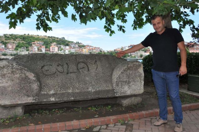 Ancak gryoruz ki zerine yazlar yazlm, bu durum ok zc. Bu manzara bize yakmyor.   <br><br>  Gelen turistlerimizden rica ediyoruz. Tarihimize sayg gstersinler. Gemite Kukayas Yol Ant ve Amasra Kalesi'ne spreyle yazlar yazlmt. Biz de gerekli mercilere bavurarak, bu sprey yazlar kumlama yntemiyle sildireceiz.   <br><br>  Bu grnt hi ho deil, bu durumun dzeltilmesini salayacaz' dedi.  