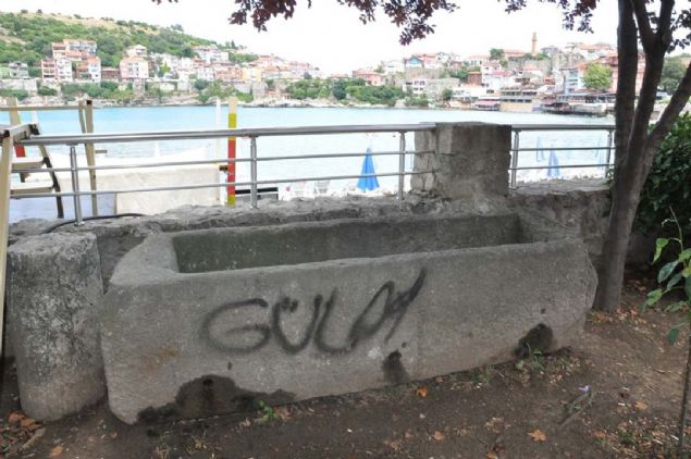 Amasra Kltr ve Turizm Dernei Bakan Hseyin Boran, 'Amasra ilemiz Roma, Bizans ve Osmanl'ya ev sahiplii yapm 3 bin yllk tarihi gemie sahip bir ilemiz.   <br><br>  Amasra Mze Mdrl'nn bahesinde yer olmad iin bu lahitler sergilenmek zere 15 yl nce buraya konulmutu...  