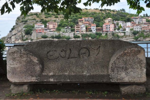 3 bin yllk tarihi gemie sahip ilede, Amasra Mze Mdrl bahesinde yer olmad iin 15 yl nce Kum Mahallesi'ndeki yry yoluna konulan Roma dnemine ait lahit mezar kapa ve mezar zerine siyah sprey boya ile 'Glay' yazld. Lahit mezar tandaki yazy grenler tepki gsterdi.  