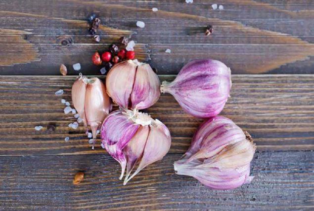 Sarmsanz btn halinde pitikten sonra soumasn bekleyin ve ardndan 6 di sarmsa ayrp afiyetle yiyin.   