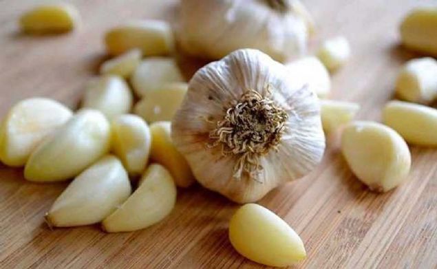 BR KABIN NE ALIN VE FIRINA VERN   <br><br>  Gnde 6 di kavrulmu sarmsak yiyin, nk ok faydal Bir btn sarmsa aln ve keskin bir bak yardmyla ba ksmn gzelce kesin.   