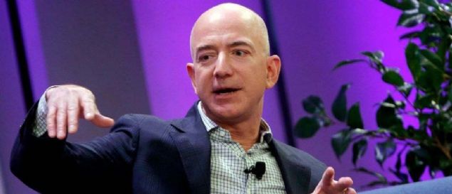 PARASINI UZAYA YATIRIYOR  <br><br>  Son yllarda yatrmlarn uzay turizmine yapan Bezos Blue Origin isimli bir uzay turizmi irketinin de sahibi.     