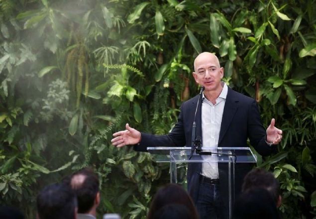 NTERNETTEN KTAP SATMAK N KURDU  <br><br>  16 Temmuz 1995 tarihinde kurulan 'amazon'un kurucusu ve sahibi olan Bezos siteyi internet zerinden kitap satmak amac iin kurdu.    