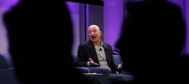 AMAZON ADINI SZLKTEN BULDU  <br><br>  Sitenin adn szlkten bulduunu daha nce aklayan Bezos ayn zamanda Amazon Ormanlar nedeniyle ismin aklda kalaca fikrine de gvendiini sklkla dile getirmiti.    