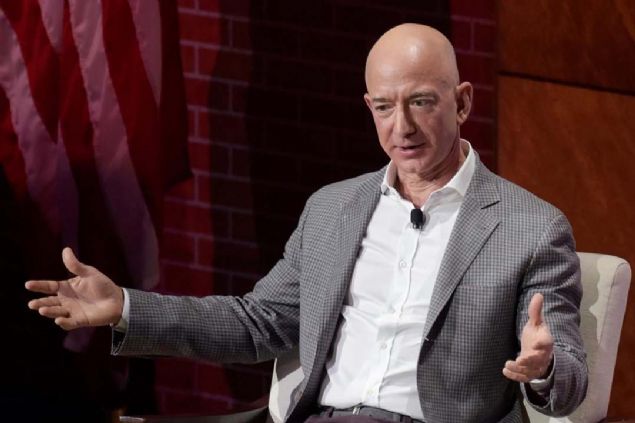 Yaklak 164 milyar dolarlk bir servete sahip olan Bezos, geen hafta iinde yapt aklamada, evsizlere yardm etmek ve yeni okullar amak iin kurduu yardm fonuna 2 milyar dolarlk ba yaptn syledi.  <br><br>  (NTV) 