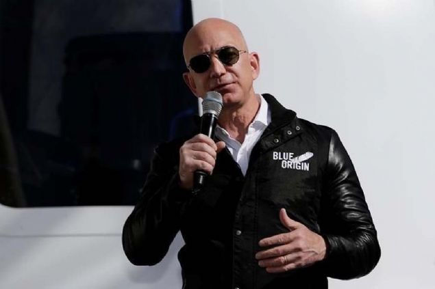 nsanln uzaya tanmasyla birlikte gelecekte yaanacak problemlerin nne geilebileceine inanan Bezos, mikroilemci gibi retimi hayli zor olan komplike cihazlarn uzayda dk maliyetlerle retilebileceini dile getirirken, dnya zerinde kirlilie yol aan fabrikalarn uzaya tanabileceini, dnyann bu kirlilikten bylece kurtulabileceini syledi.      