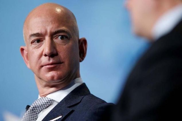 nsanln gelecekte yaayaca problemler zerinde dndklerini dile getiren Bezos'a gre Dnya'nn kk bir gezegen olduunu, insan poplasyonunun ise hzla arttn kaydetti ve ekledi: 'klim deiiyor, evre kirleniyor. Dnyay mahvediyoruz.'      