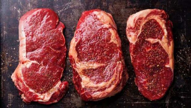 ET  <br><br>  Paralara blnm halde belirli kaplarda satlan etler, fazla sulu ve kanl, ar yumuam, ezilmi, renk deitirmi, doal rengi dnda yeil, sar gibi renk deiimlerine sahipse bu tr rnleri satn almayn.      