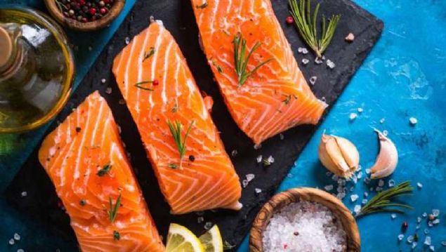 Buulu ve ie dnk gzlerden kann. Kafasndan tutunca kuyruu aa doru deil, tavada durduu gibi dimdik durmal. Solungalar pembe ve solunga kapaklar kapal olmal.        