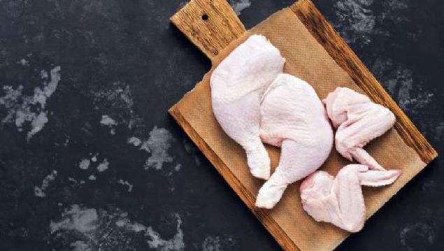 Bu nedenle rn alrken renginin normal, diri grnml olmas, kendine has kokusunun haricinde pheye drecek bir koku bulunmamas ve gsne bastrdmzda esnek olup eski eklini almas, sulu ve gevek bir grntye sahip olmamasna dikkat etmeli.      