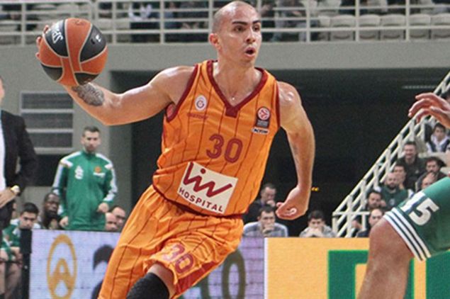 CARLOS ARROYO | TORONTO RAPTORS, DENVER NUGGETS, UTAH JAZZ, DETROIT PISTONS, ORLANDO MAGIC, MIAMI HEAT, BOSTON CELTICS | NBAde forma giydii sre boyunca takmlarna katk veren bir rol oyuncusu konumunda olan Arroyo, Trkiye'ye ilk olarak Beikta formas ile adm att. Beikta tarihi bir sezona imza atarak  kupa kazanan Arroyo, ertesi sezon ko Ergin Ataman ile birlikte Galatasaray'n yolunu tuttu. Arroyo, Galatasaray ile de mutlu sona ulaarak st ste ikinci kez lig ampiyonluunu kazand. Galatasaraydaki nc sezonunda finansal sebeplerden tr takmdan ayrlan Arroyoyu sonraki sezonda Barcelona oldu.  