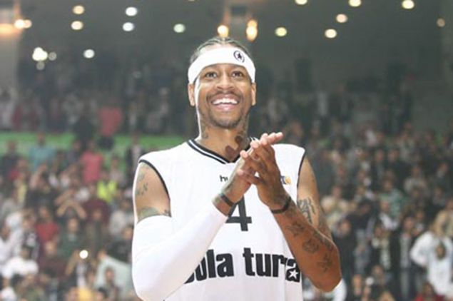 ALLEN IVERSON | PHILADELPHIA 76ERS, DENVER NUGGETS, DETROIT PISTONS, MEMPHIS GRIZZLIES | 1996 ylnda Philadelphia 76ers tarafndan ilk srada seilen Iverson, NBA kariyerinde normal sezon MVPsi seildi, 11 kez All-Star oldu, Yln ayla unvann kazand. Parke zerinde ve salon dndaki hayatnda yanstt imajla birlikte ABD basketbol tarihinin en ikonik isimlerinden biri olan Allen Iverson, 2011 lokavtnda Beikta formasyla Trkyiye'ye geldi. Beikta ile birlikte 11 maa kabilen Allen Iverson'n Trkiye performans beklentilerin altnda kalsa da, Iverson, Trk basketbolunun grd en nemli isimlerden biri olma niteliini koruyor.   <br><br>  (NTV) 