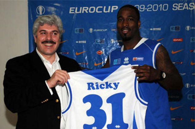 RICKY DAVIS | CHARLOTTE BOBCATS, MIAMI HEAT, CLEVELAND CAVALIERS, BOSTON CELTICS, MINNEOTA TIMBERWOLVES, MIAMI HEAT, LOS ANGELES CLIPPERS | NBA'de LeBron James ile birlikte oynayan Davis, 2010da Trk Telekom'a transfer oldu. Trk Telekom ile beklentilerin altnda bir performans sergilyen Birleik Devletli basketbolcuyla sezon sonunda yollar ayrld.  