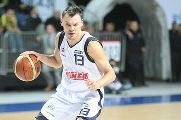 SARUNAS JASIKEVICIUS | INDIANA PACERS, GOLDEN STATE WARRIORS | Avrupa basketbolunun efsane isimlerinden biri olan Sarunas Jasikevicius, 3 farkl sisteminde oynad EuroLeague'de 4 ampiyonluk yaad. Maccabi performansyla gsterdii performansn ardndan NBA'nin yolunu tutan Jasikevicius, ABD'de bekleneni veremedi. 2010-11 sezonunda Avrupaya Fenerbahe formas ile geri dnen Saras, forma giydii sre boyunca sar-lacivertli taraftarlarn gnlnde taht kurdu. Saras, gnmzde Litvanya ekibi Zalgiris Kaunas'n koluunu yapyor.  