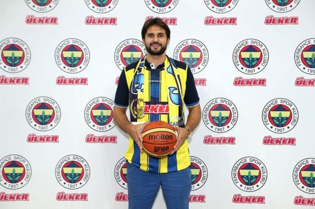 LINAS KLEIZA | DENVER NUGGETS, TORONTO RAPTORS | 7 sezon NBAde forma giyen Kleiza, 2009da Olympiakos ile Avrupa'ya transer oldu. Ayn sezon Yunan ekibi ile EuroLeague finaline kan Kleiza'nn yolu, 2013te Fenerbahe ile kesiti. Fenerbahe'de beklentilerin altnda bir performans sergileyen Litvanyal pivot, sar-lacivertlilerin ardndan bir sezon Milano formas giydi ve basketbolu talya'da brakt.  