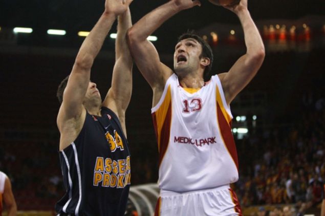 ZAZA PACHULIA | ORLANDO MAGIC, MILWAUKEE BUCKS, ATLANTA HAWKS, DALLAS MAVERICKS, GOLDEN STATE WARRIORS | lkerspor altyapsnda yetien Grc pivot, NBA'de oynad yllarn ardndan 2011 lokavt dneminde Galatasaray'a transfer oldu. Galatasaray'da performans beklentilerin altnda kalan Zaza, lokavt bitiminde NBA'ye geri dnd.  