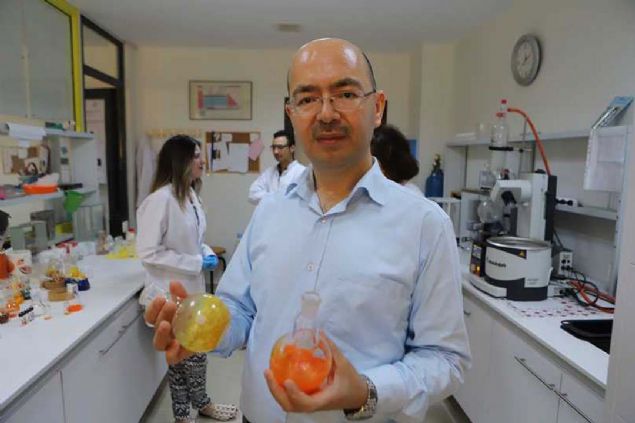 Prof. Dr. Tavasl, uzun yllar boyunca ekibi ile ekran teknolojileri zerine altn belirterek, kilosu 120 bin dolar (Yaklak 680 bin lira) olan bu kimyasaln retilip dier teknolojilerle birlikte deerlendirilmesi halinde lke ekonomisine byk katklar sunacan belirtti.    