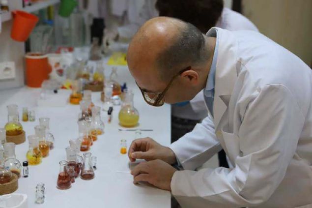 Tekrar ngiltere'ye dndm. Doktora eitiminden edindiim bilgilerle orada daha teknolojik alanlarda almalar yaptm.   <br><br>  15 ylm orada geti ve 2008 ylnda lkeme dnp Bursa Uluda niversitesi'nde almalarm srdrdm' diye konutu.   