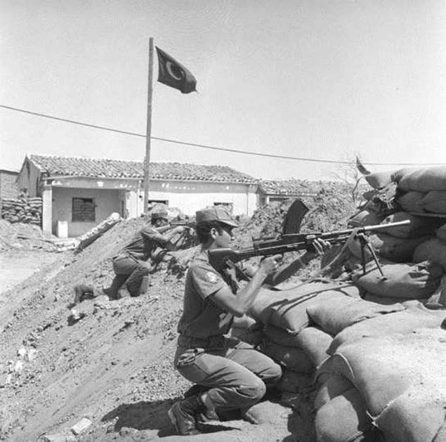 16 Austos 1974'de Kkkaymakl'da Trk askeri mevzileri.   <br>  (Ariv) 