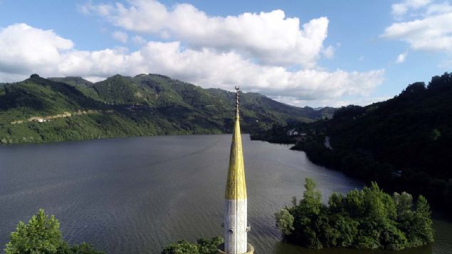 Ayvack, Orta Karadeniz'in Uzungl'dr. Gl etrafnda olta balkl yaplabilir. Ayrca doa sporlar, gemi turu, doa yry gibi pek ok alternatif sunmaktadr.'   
