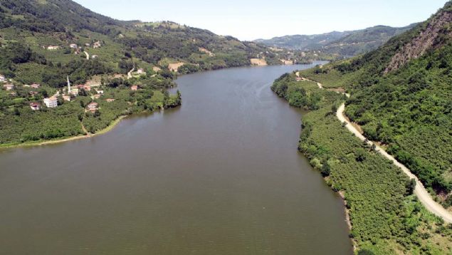 Canik Dalar'nn kuzey eteklerinde am aalaryla kapl bir blgede yer alyor. Baraj glnde bulunan Kirazlk ve Zevgar adalar, ayr bir gzellik oluturuyor.  