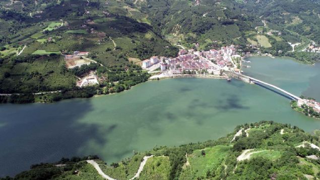 Baraj glnde tekne gezilerinin yapld ilede, dik yamalarnda bulunan fndk bahelerinin etrafnda da doa sporlar gerekletiriliyor. 