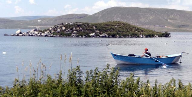 - 'Gl en renkli dnemini yayor'  <br><br>  zellikle Akakale kyne yakn bulunan gl iindeki adacklarn bu mevsimde kularla dolup tatn ifade eden Kl, yle dedi: 