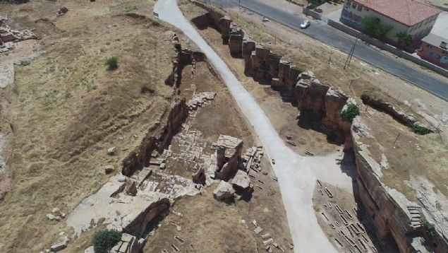 Kaya iine oyulmu yaplardan oluan Dara ehri, evresi ile birlikte geni bir alana yaylm. Dousunda kaya mezarlar yer alan ve evresi 4 kilometrelik bir surla korunan kentin gney ve kuzeye alan iki kaps var.    