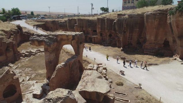 Yzyllardr tarihe tanklk eden kent iinde kilise, saray, ar, zindan, tophane, sarn ve su bendi kalntlar halen grlebilmekte.   
