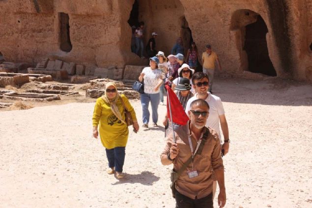 Gn ierinde 2 bin iki bin be yz kii arlyoruz. Turistler biz Daraya Mardin'e gelirken tereddt ederek geliyoruz ama gelip grdkten sonra gitmek istemiyoruz. Buras Trkiye'dir...   