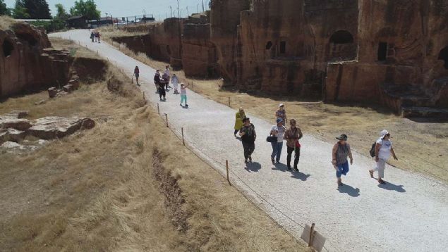 Mardin merkeze 30 kilometre uzaklktaki Artuklu ilesine bal olan Dara kynde bulunan Dara Antik Kenti, hlas Haber Ajans (HA) tarafndan drone ile havadan grntlendi.   