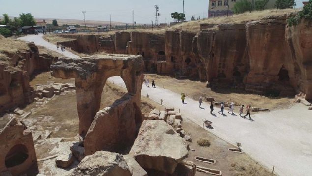 33 yldan beri bilimsel kaz ve aratrmalarn yapld Dara Antik kenti, Dou Roma mparatorluu tarafndan Perslere kar savalarda askeri s olarak yaplan ve ismini Pers Kral Darius'tan alyor.   