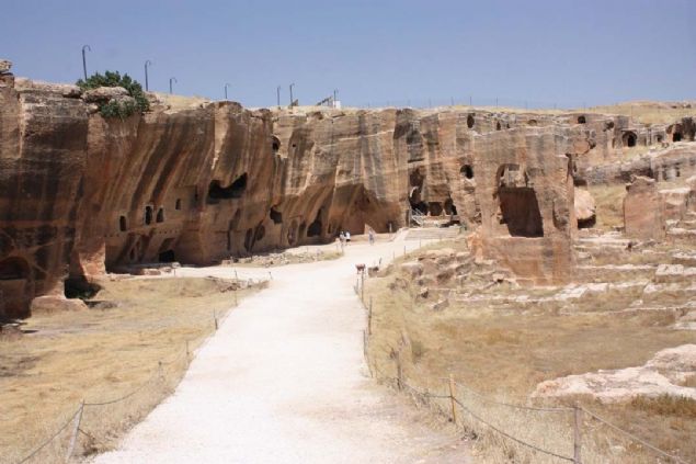 100 yl sonra da Perslerin eline gemi. Kent, 7. yzyln sonlarna doru Emevilerin, daha sonra Abbaslerin, 15. yzylda da Osmanllarn hakimiyetine girmi.   