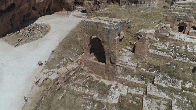 Dara, yzyllar boyunca Mezopotamya'nn en nemli ticaret merkezlerinden biri olarak arivlerde yer alrken, kentin Pers mparatoru Darius ile Byk skender'in savana tanklk ettii biliniyor.   