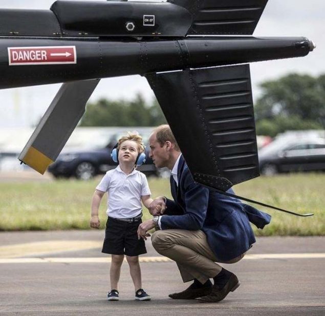 Eski geleneklere gre ayn uak seyahatlerinde birden fazla taht varisi seyahat etmiyor.   <br><br>  Prens William tahtn ikinci varisi ve olu Prens George ise nc varis.     