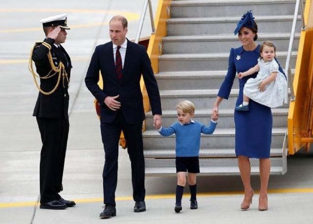 rnein kurallara gre, Kraliyet erkeklerinin sekiz yana gelene kadar pantolon giymeleri yasak.      