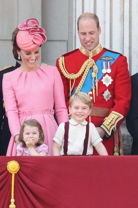 6. yan kutlayan Prens William ve Cambridge Desi Kate Middleton'n oullar Prens George dedesi Prens Charles ile babas Prens William'n ardndan ngiliz Kraliyet Taht'nn nc varisi durumunda.  <br><br>  Ancak, bu durum ngiltere kral olma konusunda amcas Prens Harry'nin bile ok nnde olan Prens George'dan imdilik saklanyor.        