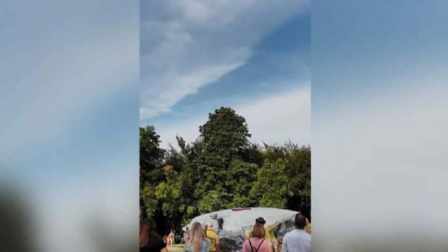 Yaklak 92 metre ykseklikten atlayan adam, koum takmnn kopmas sonucu, yere koyulan ime minderin stne kafa st dt. 