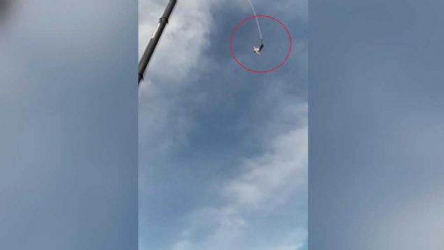 Olay, Gdynia ehrinde bir parkta meydana geldi.   <br><br>  Bungee jumping yapmak zere bir vincin tepesine trmanan adam ayana balad koum takmyla birlikte aaya doru atlad.  