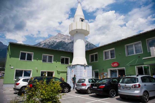 'Diyanet leri Bakanlnn destek verdii bir cami. Diyanet, din grevlisi desteinde bulunuyordu. 2015'te karlan kanundan sonra artk Trkiye'den Avusturya'da bulunan 64 camiye din grevlisi gelemeyecek.  <br><br>  Biz son grevlileriz. nallah bu sknty aarz. Ancak biz buradaki genlerimizi yetitirmeye alyoruz.   <br><br>  Trkiye'den bir sre din grevlisi gelemeyecek. Biz brakp gitsek bile genlerimiz Cuma hutbelerini okuyabilecek seviyede, Cuma Namazlarn kldrabilecek seviyede yetiiyorlar.'   