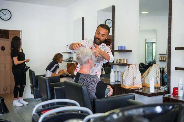 Esnaf Bilici: 'Burada kk bir Trkiye oluturduk'   <br><br>  ehirde farkl branlarda hizmet veren esnaflardan market ileten Selami Bilici, Telfs'te kk bir Trkiye oluturduklarn syledi.      