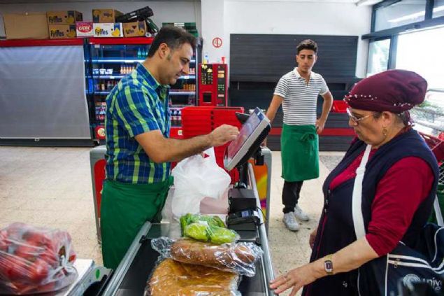 ehir merkezinde yer alan marketleri ileten vatandalar, raflarda Trkiye'den gelen rnlere yer veriyor.    