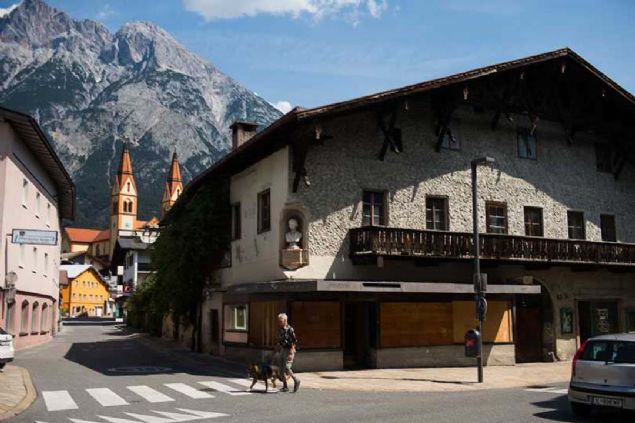 Avusturya ehirleri Innsbruck'a 33, Salzburg'a 215, Almanya'nn Mnih ehrine ise 138 kilometre uzaklkta olan Telfs, yeil doas, sakin ve dzenli yaps, sanayi ve turizm geliriyle dikkati ekiyor.   <br><br>  Yaklak 15 bin nfuslu ehrin yzde 20'sine yaknn Trk kkenli vatandalar oluturuyor.  <br><br>  Telfs'e yaklak 40 yl nce tekstilde almak iin gelen Trk iiler, daha sonra bu kk ehre akrabalarn da getirdi. Zamanla artan Trk nfusu, 3 bine yaklat.      