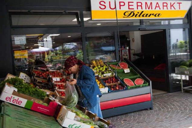 Trk rnleri tezgahlarda   <br><br>  Telfs'te hizmet veren marketlerde Trkiye'den gelen rnler satlyor.     