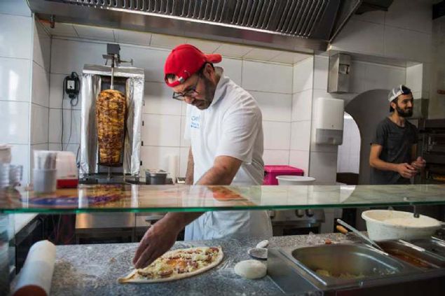 Trk nfusun nemli bir oran olduunu anlatan Bilici, '1995'te ilk geldiimde Almanca renmeme gerek kalmayacan dnmtm.   <br><br>  25 yl aradan sonra nfusumuz 2'ye katlad. Burada kk bir Trkiye oluturduk. Yavru vatan gibi.' deerlendirmesinde bulundu. 