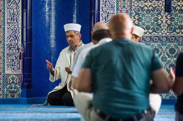 Telfs Belediyesi Meclis yesi Trk siyaseti Gven Tekcan ise Trk vatandalarn oylaryla 2 dnemdir meclis yeliine seildiini syledi.   