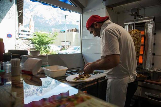 Restoran iletmecisi Metin nen ise Trk yemeklerini Avusturyallarn da beendiini anlatarak, 'Telfs'in 15 bin nfusu var.  <br><br>  Farkl milletlerden insanlar yayor. Yaklak 5 bin yabanc var. Bunun 3 bini Trk. Domuz eti kullanmadmz iin mterilerimizin yzde 80'ini Trkler oluturuyor.  <br><br>  Avusturyallar Trk yemeklerine ilgi gsteriyor. Drm, kebap, lahmacun ve pidelerimize baylyorlar.' diye konutu.  