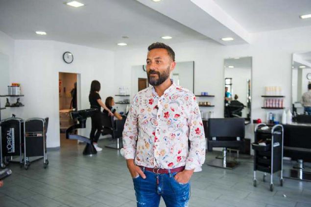 Kuafr Kksal Kaya da ehirdeki iletmelerin yzde 25'ini Trklerin altrdn belirterek, unlar syledi:  <br><br>  'Yozgatlym. 27 yldr Avrupa'da yayorum. 12 senedir kendi i yerimde alyorum. Kuafrlk yapyorum. alanlarmzn hepsi Trk.  <br><br>  Kendi kltrmz insanlara yansttmzda mterilerimiz ok memnun kalyor.   <br><br>  Bizim kltrmz ok seviyorlar. O yzden Trk esnaflar olarak Telfs'te bir yerlere geldik. ehirdeki iletmelerin yzde 25'ini Trkler altryor.'   