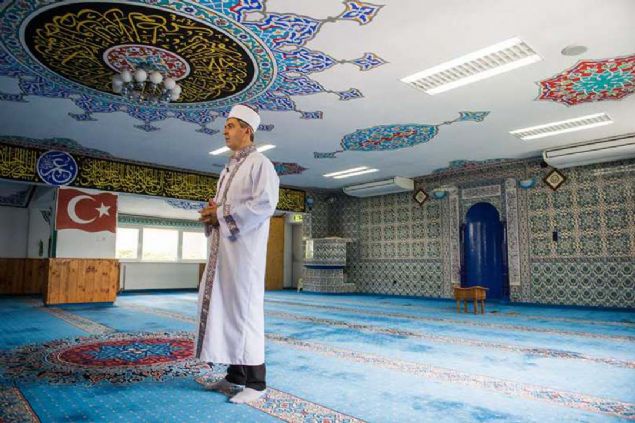 mam Mustafa Alsan: 'Avusturya'da yalnz deilim'   <br><br>  Yaklak 4 yl nce Diyanet leri Bakanl tarafndan Telfs Eyp Sultan Camisi'ne imam hatip olarak grevlendirilen Mustafa Alsan ise ailesinin Trkiye'de olduunu belirterek, <br><br>  'Ailem Trkiye'de yayor ama Avusturya'da yalnz deilim. Cemaatim var. Onlar ilgi ve alakalaryla yalnzlm unutturuyor.' eklinde gr belirtti. 